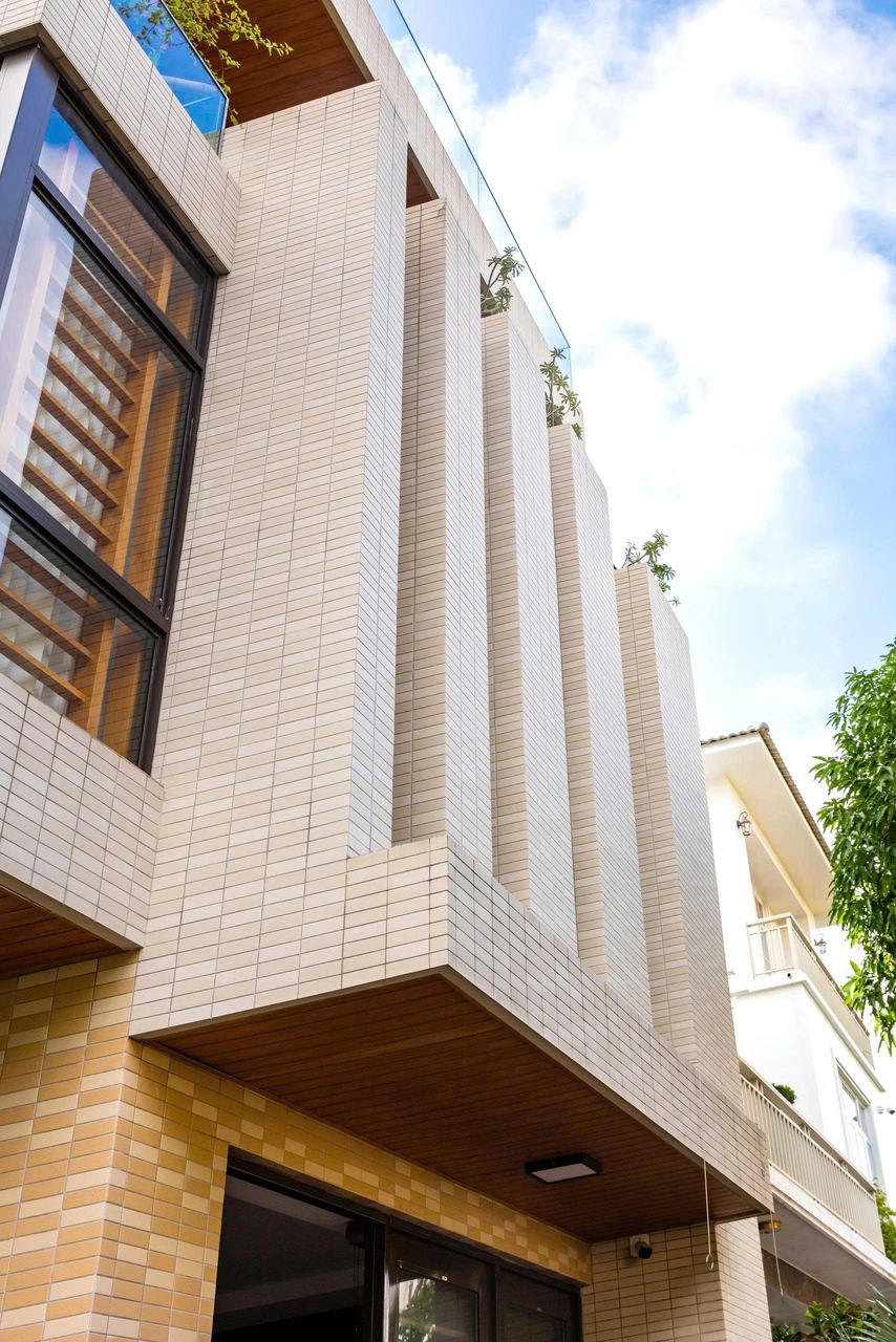 Công trình nhà phố Quận Bình Tân ốp gạch INAX 355-EAC 3 màu đất nung.